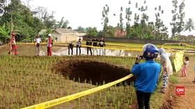Lubang Misterius Muncul di Persawahan Bandung Barat