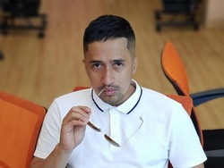 Irfan Hakim Kibarkan Bendera Merah Putih di Kolam Ikan