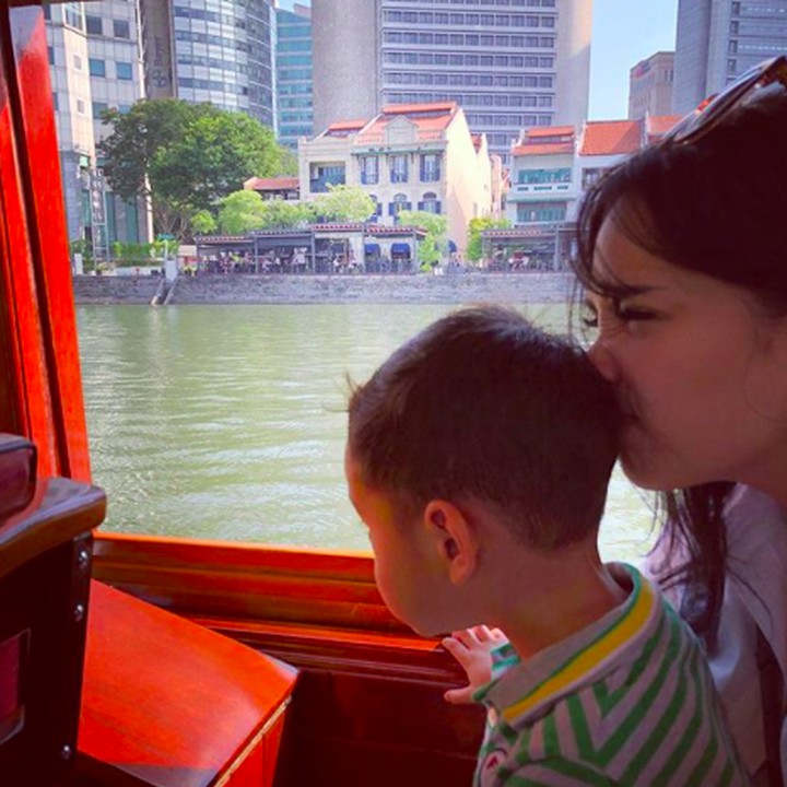<p>Siapa Bunda yang kayak Nagita Slavina? Saat memangku anak sering iseng mencium kepalanya, he-he-he. (Foto: Instagram/ @raffinagita1717)  </p>