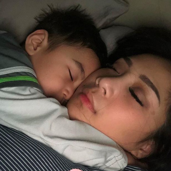 <p>Walau terlelap, sepertinya pelukan Rafathar nggak akan lepas dari Mama Gigi. (Foto: Instagram/ @raffinagita1717)  </p>