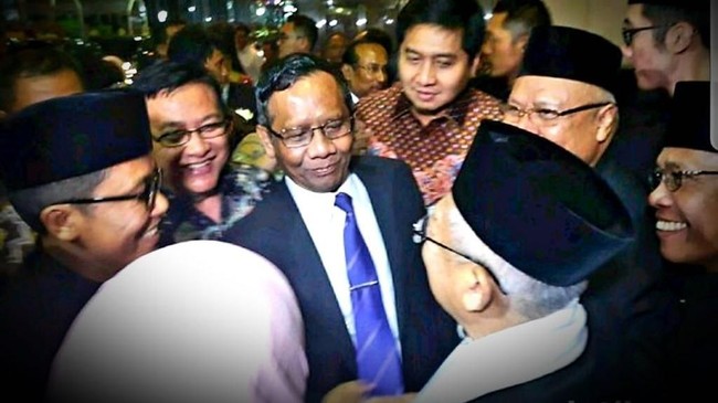Mahfud MD disebut sudah cooling down lantaran terlihat berpelukan dengan bakal cawapres Ma'ruf Amin di acara resepsi pernikahan anak Ketua DPR.