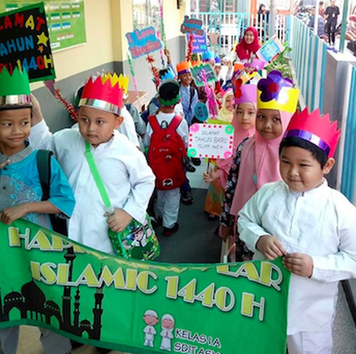<p>Walaupun warna topinya nggak seragam yang penting menjunjung tinggi nilai kebersamaan ya, Nak. (Foto: Instagram/ @ekaarii)</p>