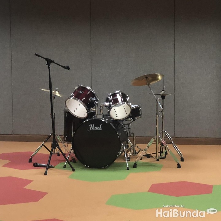<p>Anak juga diajari main alat musik. Wah, seru banget ya.  </p>