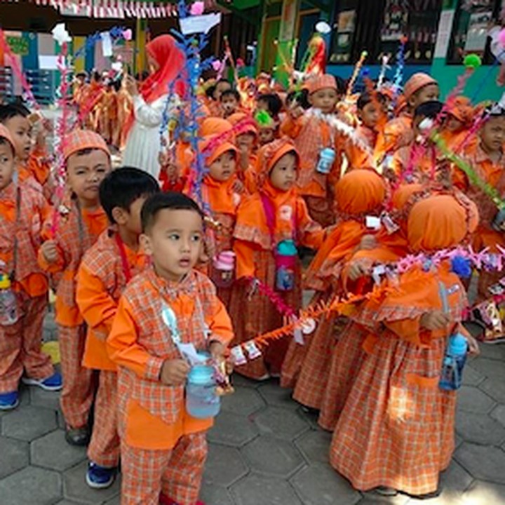 <p>Pawai pakai seragam sekolah justru bikin anak-anak ini makin kompak lho. (Foto: Instagram/ @riffad_08)</p>