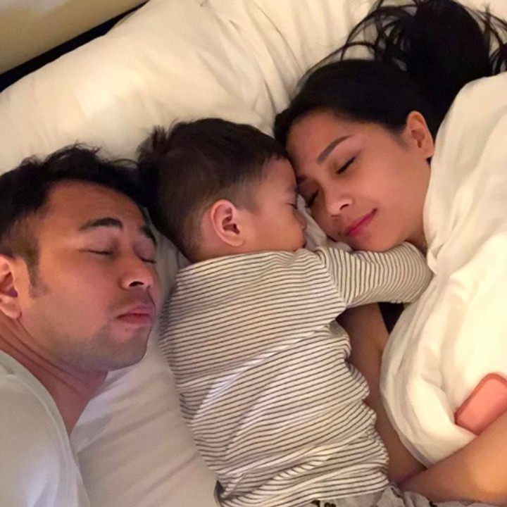 <p>Sedang tidur pun Rafathar tetap memeluk erat bundanya. So sweet! (Foto: Instagram/ @raffinagita1717)  </p>