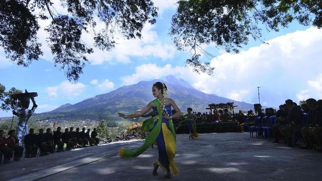 Agar Seni Tradisi Tak Mati Tragis di Tanah Sendiri Di era revolusi industri 4.0, masih adakah tempat bagi seni tradisi yang kerap kali dituding sebagai praktek menyimpang?
