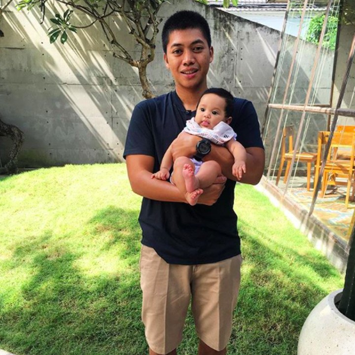 <p>Naila anteng banget di gendongan Om Rasyid. He-he-he. (Foto: Instagram/ @rasyidrajasa)  </p>