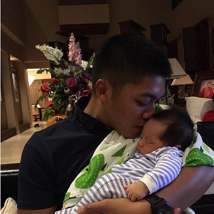 <p>Kecup sayang Rasyid Rajasa untuk Sakti yang kala itu masih bayi. (Foto: Instagram/ @rasyidrajasa)  </p>