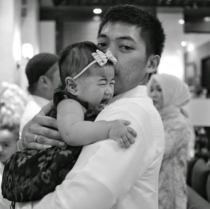 <p>Wah, Om Rasyid sepertinya lagi berusaha menenangkan anak bungsu Ibas dan Aliya, Gaia yang menangis. (Foto: Instagram/ @rasyidrajasa)  </p>