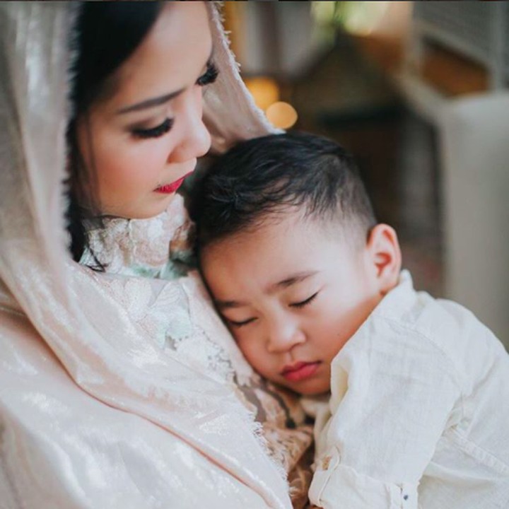 <p>Untuk seorang anak, tidur dalam gendongan ibu bahkan sambil dipeluk bisa jadi momen yang paling nyaman. (Foto: Instagram/ @raffinagita1717)  </p>