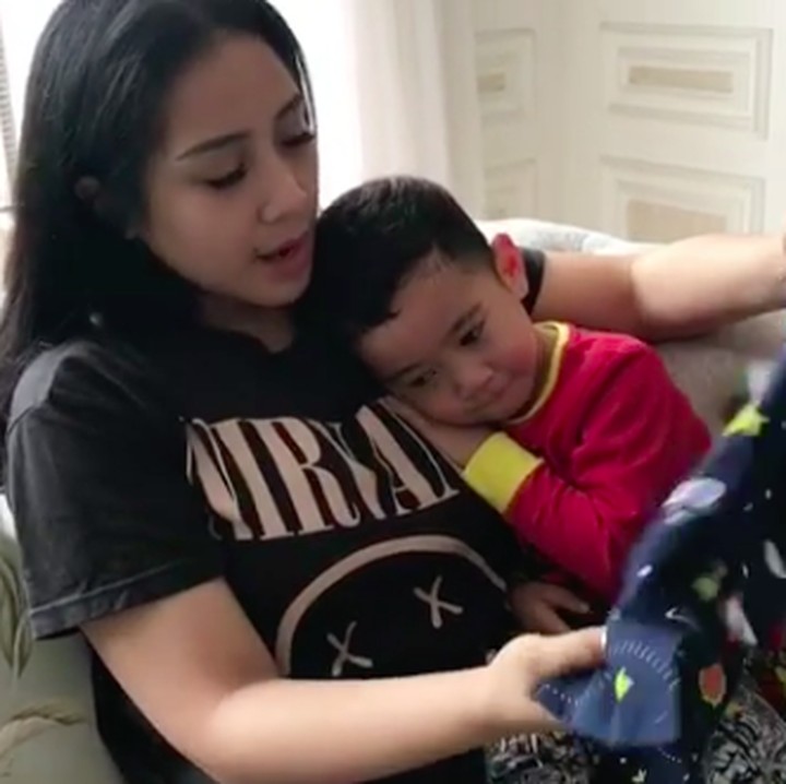 <p>Aih, manis banget sih Rafathar menyandarkan kepala dengan nyaman di pelukan bundanya. (Foto: Instagram/ @raffinagita1717)  </p>