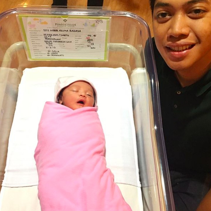 <p>Rasyid happy banget ketika menyambut salah satu keponakan perempuannya, Naila. (Foto: Instagram/ @rasyidrajasa)  </p>