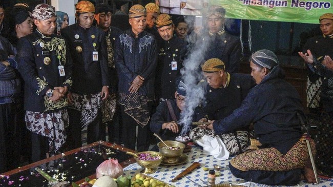 Gubernur Jawa Tengah Ganjar Pranowo hingga mantan panglima TNI Gatot Nurmantyo menghadiri Kirab Pusaka Malam Satu Suro di Pura Mangkunegaran, Selasa (18/7).