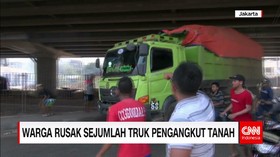 Sejumlah Warga Merusak Truk Pengangkut Tanah