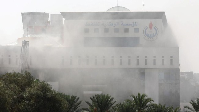 Setidaknya dua orang tewas dan 10 lainnya luka-luka akibat serangan bom bunuh diri di kantor Perusahaan Minyak Nasional Libya di Tripoli.