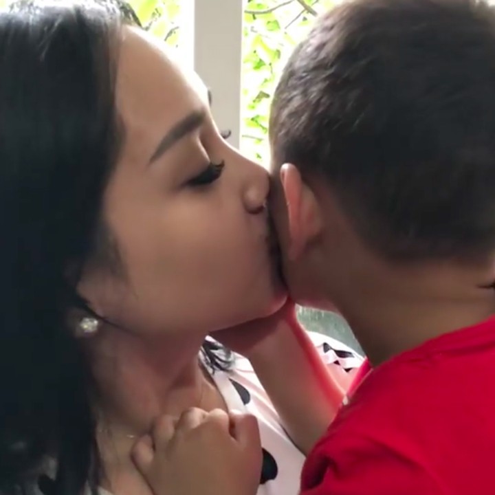 <p>Muah! Kecup penuh kasih sayang Nagita Slavina atau Gigi di pipi putra semaya wayangnya, Rafathar. (Foto: Instagram/ @raffinagita1717)  </p>