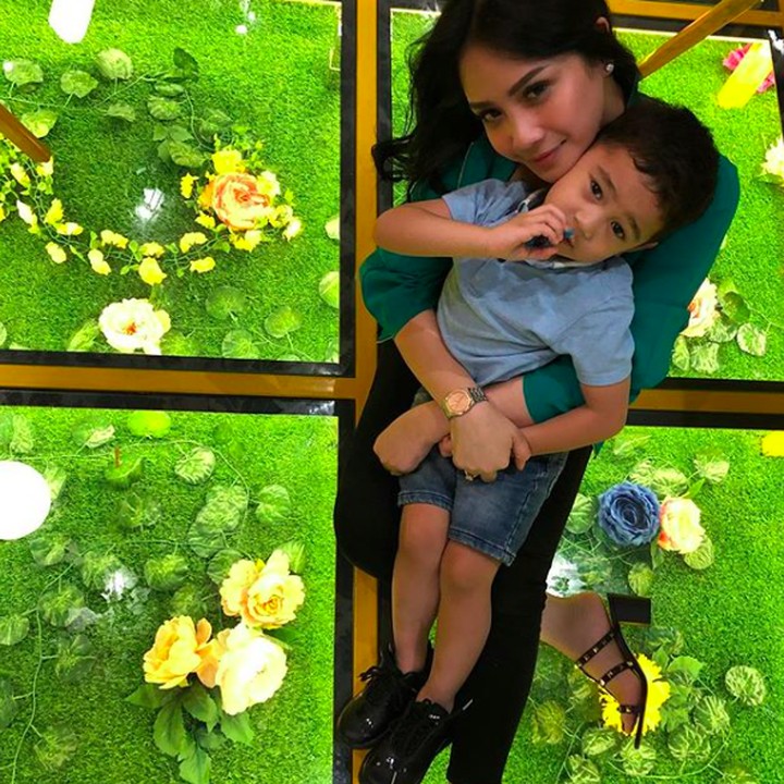 <p>Rafathar kelihatan nyaman banget nih di pangkuan Mama Gigi. (Foto: Instagram/ @raffinagita1717)  </p>