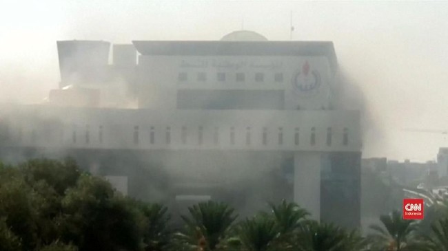 Sejumlah pria bersenjata senapan mesin menyerbu Kementerian Luar Negeri Libya pada Selasa (25/12), menewaskan tiga orang pegawai.