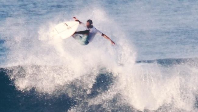 Surfing adalah salah satu kegiatan yang cukup riskan menjadi korban serangan ikan hiu.