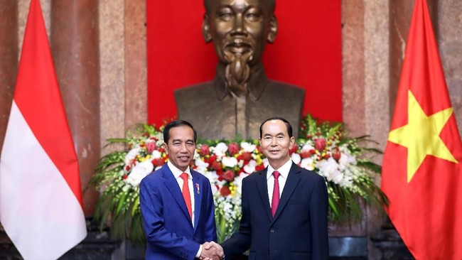 Joko Widodo meminta Presiden Vietnam Tran Dai Quang menghapus hambatan perdagangan yang saat ini masih menyasar produk ekspor RI, terutama dari sektor otomotif.