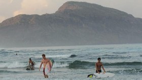 Komunitas Surfing di Hawaii Ajak Kaum Disabilitas Berselancar