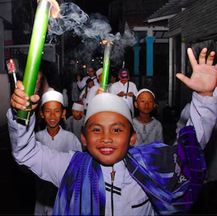 <p>Menyambut tahun baru Hijriah dengan ikutan pawai obor jadi salah satu kegiatan yang seru buat anak-anak. (Foto: Instagram/ @rahmatdianprasanto)</p>