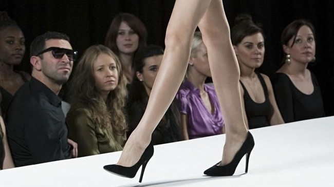 Ada perjuangan berat yang tak instan untuk menembus ajang kelas dunia Paris Couture Fashion Week, termasuk untuk para jurnalis.