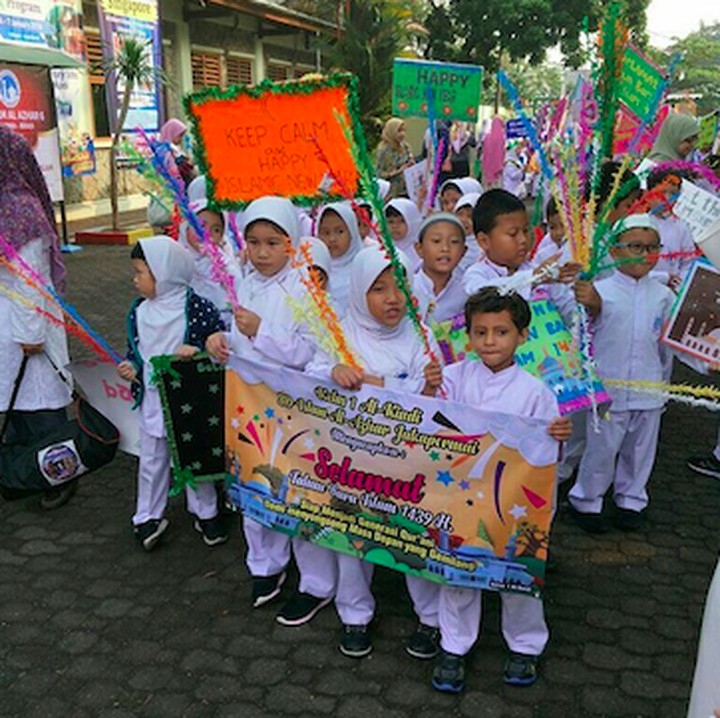 <p>Membawa hiasan dan spanduk bikin pawai anak-anak ini makin meriah. (Foto: Instagram/ @septy_bsa)</p>