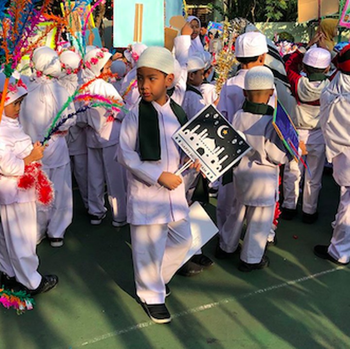 <p>Melihat anak-anak berbaris rapi dengan aneka atribut untuk sambut 1 Muharam bikin kita senyum-senyum sendiri nih. He-he-he. (Foto: Instagram/ @olla_hamzah)</p>