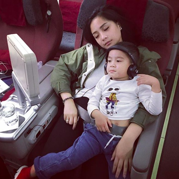 <p>Berada di pangkuan Nagita Slavina yang tengah tertidur ampuh bikin Rafathar nyaman dan anteng. (Foto: Instagram/ @raffinagita1717)  </p>