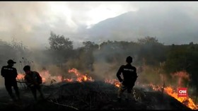 VIDEO: Gunung Sindoro Terbakar, Api Belum Bisa Padam