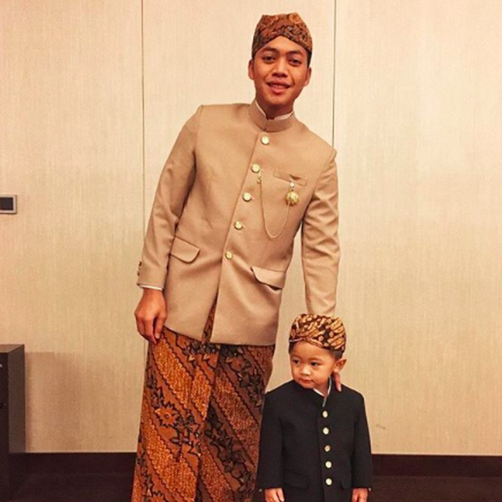 <p>Rasyid Rajasa pakai busana kompakan dengan anak Ibas dan Aliya Rajasa, Sakti nih. (Foto: Instagram/ @rasyidrajasa)  </p>