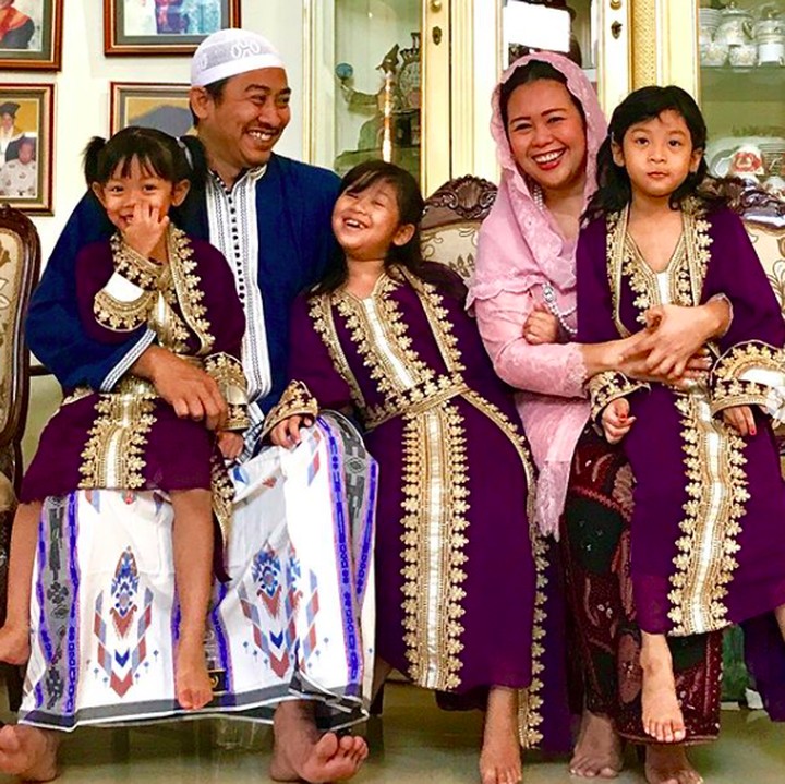<p>Putri sulung Gus Dur, Zannuba Ariffah Chafsoh Rahman Wahid atau yang biasa disapa Yenny Wahid menikah dengan Dhohir Farisi. Nah, mereka dikaruniai tiga anak perempuan yaitu Malika (8), Amira (6) dan Raisa (3). (Foto: Instagram/ @yennywahid)</p>