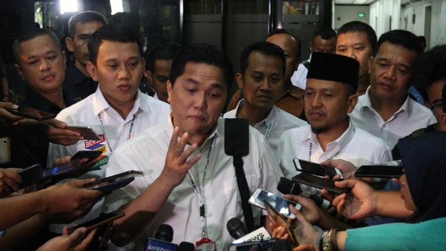 Ketua timses Jokowi-Ma'ruf, Erick Thohir, mempersilakan untuk bertanya kepada bakal calon wakil presiden Sandiaga Uno soal alasannya tidak mendukung Prabowo.