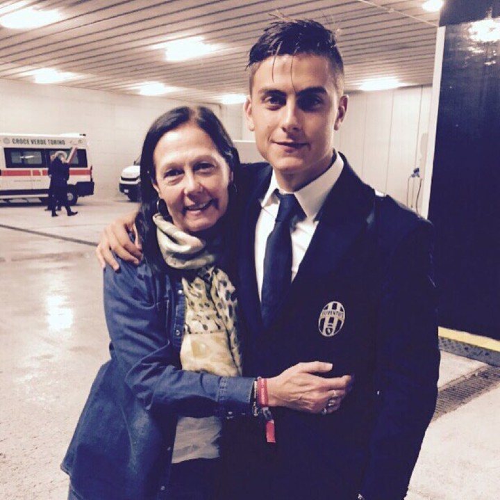 <p>Peluk hangat ibunda untuk sang pemain depan Juventus. (Foto: Instagram/paulodybala)</p>