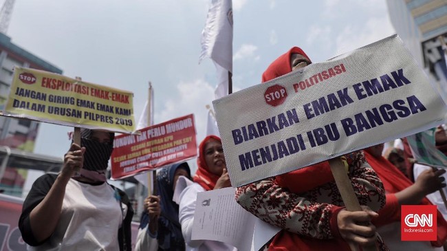 Puluhan peserta aksi dari Permisi menolak pelibatan emak-emak sebagai alat politik, khususnya dalam mendukung gerakan bertanda pagar (tagar) #2019GantiPresiden.