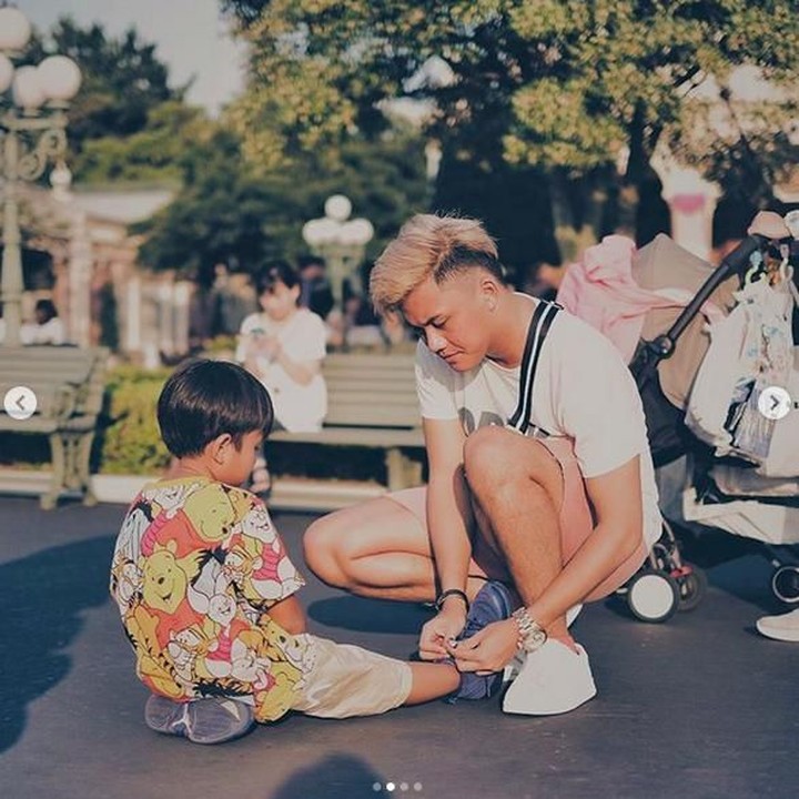 <p>Bukti rasa sayang Rizky Febian pada adiknya yakni membantu si adik mengikat tali sepatu. (Foto: Instagram @rizkyfbian)<br /><br /></p>