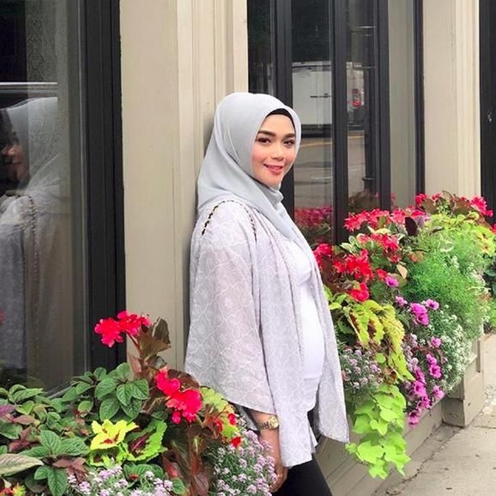 <p> Sheza bilang, dia merasakan gerakan-gerakan kecil yang nggak pernah dirasain sebelumnya. (Foto: Instagram @shezaidris)</p>