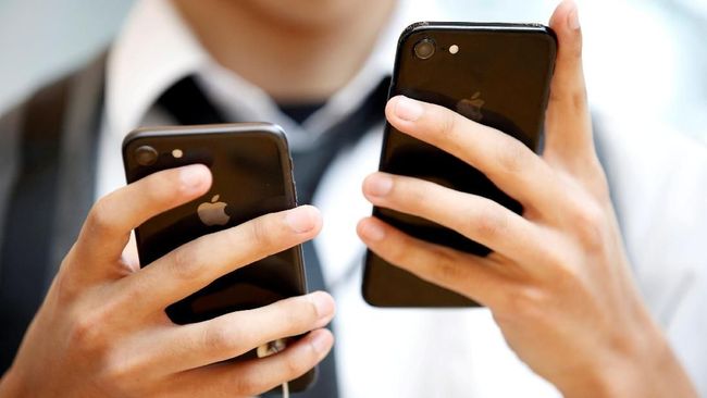 Apple Dikabarkan Uji Coba iPhone dengan Port USB-C Menurut laporan Mark Gurman kepada Bloomberg, perubahan ini bakal terlihat paling cepat pada 2023.