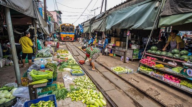 Menurut Otoritas Pariwisata Thailand, pemandangan "mengerikan" di Pasar Kereta Api Mae Klong terjadi delapan kali setiap harinya.