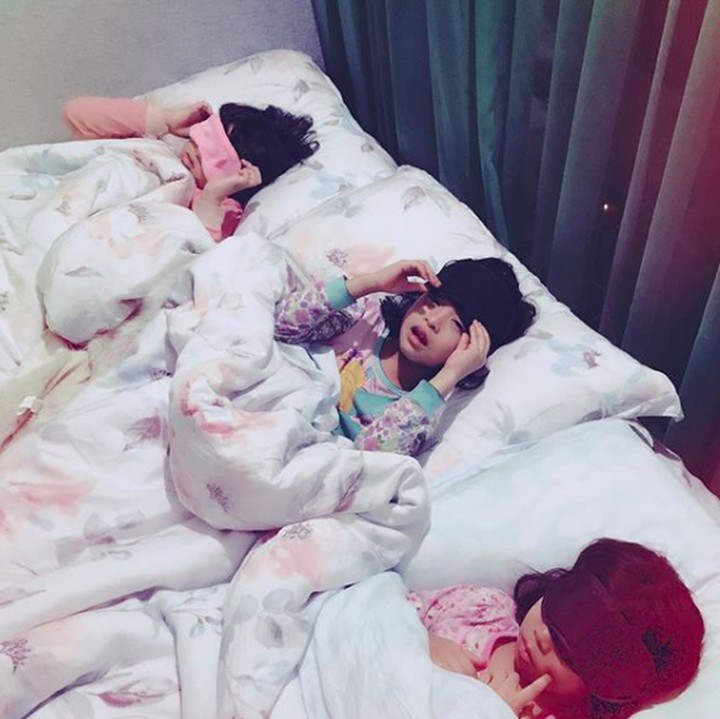 <p>Beginilah 'ritual' tiga cucu perempuan Gus Dur sebelum tidur. (Foto: Instagram/ @yennywahid)  </p>