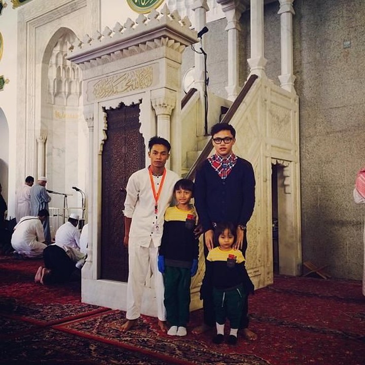 <p>Rizky dan adik-adiknya saat di Masjid Quba untuk menjalankan umrah. (Foto: Instagram @rizkyfbian)</p>