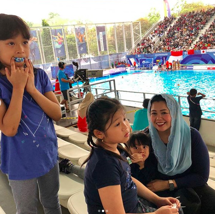 <p>Malika, Amira, dan Raisa diajak bundanya nonton Asian Games 2018 beberapa waktu lalu nih. (Foto: Instagram/ @yennywahid)</p>