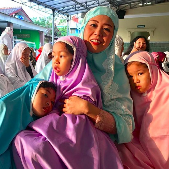 <p>Salat Ied bareng Bunda Yenny. Di antara tiga bersaudara ini, siapa yang paling mirip bundanya? (Foto: Instagram/ @yennywahid)</p>