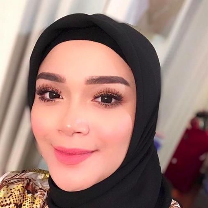 <p>Aura kecantikan Sheza terpancar ya, Bun. (Foto: Instagram @shezaidris)<br /><br /></p>