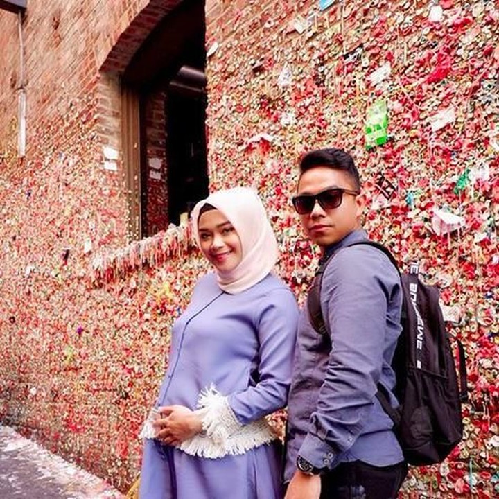 <p>Aih, Sheza dan suami romantis banget. Hangout berduaan! (Foto: Instagram @shezaidris)<br /><br /></p>