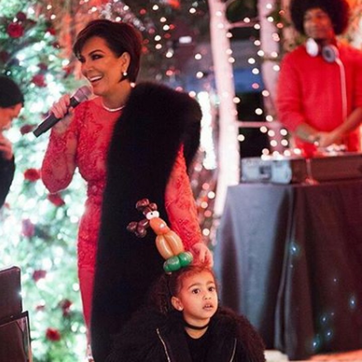<p>Wah Kris kompakan dengan Nori pakai syal bulu berwarna hitam. (Foto: Instagram @norisblackbook)</p>