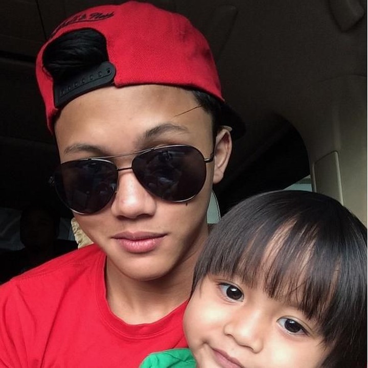 <p>Anak pertama Sule, Rizky Febrian Adriansyach bisa dibilang sosok yang ngemong banget. Ini saat Rizky momong adik bungsunya, Ferdinan Ardiansyach. (Foto: Instagram @rizkyfbian)<br /><br /></p>