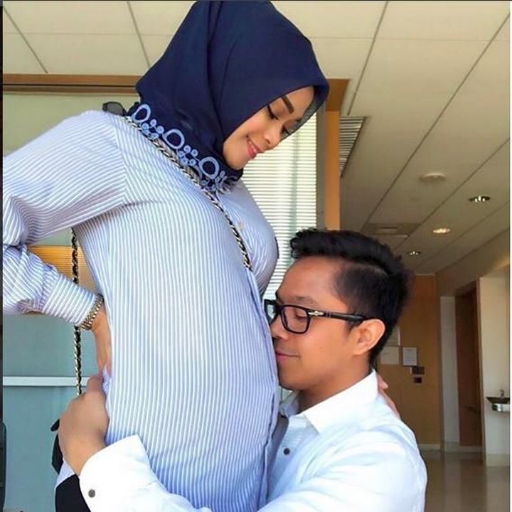 <p>Muach! Kecup sayang dari suami untuk si jabang bayi. (Foto: Instagram @shezaidris)<br /><br /></p>