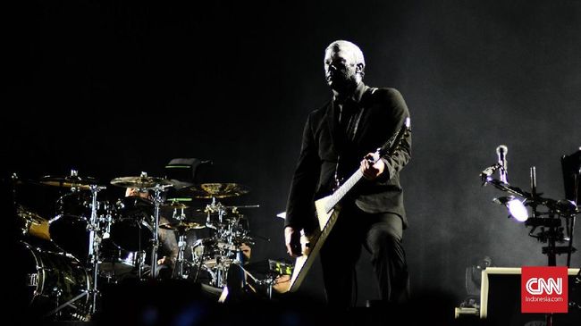 Wes Borland mengunggah beberapa potongan video di Instagram yang menampilkan dirinya 'sibuk' dengan beberapa gitar berbeda.